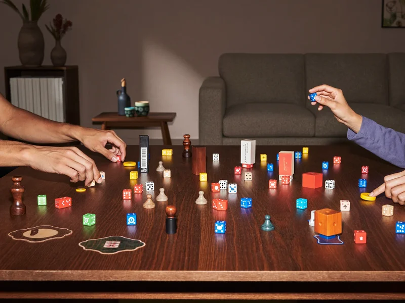 Illustration eines Familienspiels mit Spielsteinen, Würfeln und Händen mehrerer Generationen